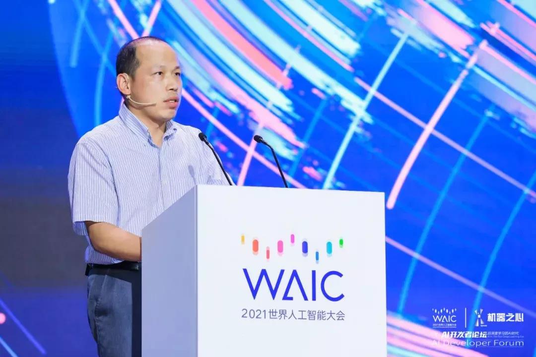 机器之心|WAIC 2021 | BD半岛·(中国)副总裁肖嵘：创「芯」时代 打造自进化城市智能体
